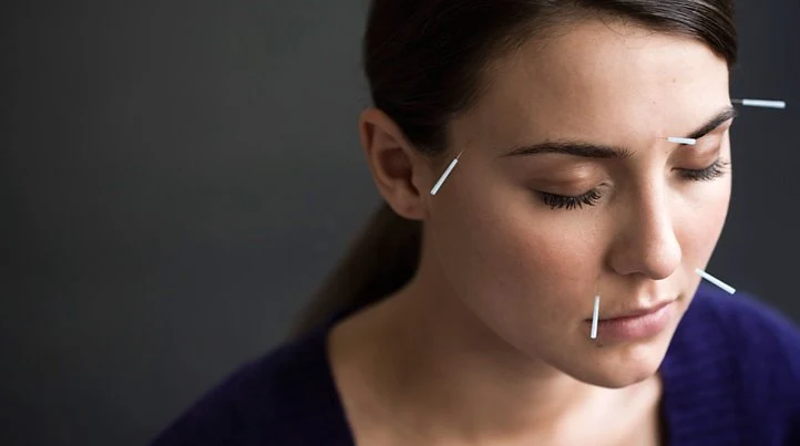 Heat therapy and physical rehabilitation for facial paralysis at Hua Ren Tang clinic